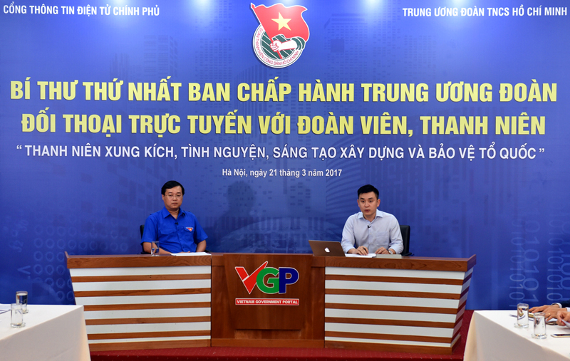 Cuộc đối thoại trực tuyến giữa Bí thư thứ nhất Trung ương Đoàn Lê Quốc Phong (trái) với đoàn viên, thanh niên năm 2017